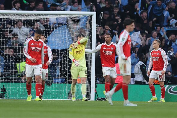 Arsenal falha quarta final consecutiva da Taça da Liga Inglesa